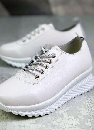 Білі повномірні шкіряні кросівки на тракторній танкетці 41р