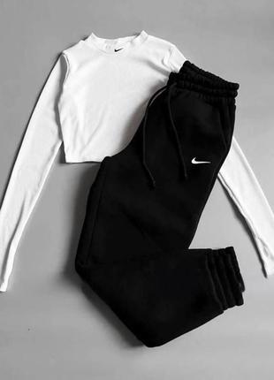 Костюм спортивный женский однотонный укороченный белый кроп топ на длинный рукав черные брюки джоггеры на высокой посадке качественный стильный