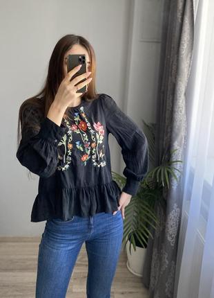 Красива кофта zara з вишитими квітами.