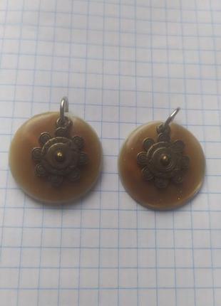 Две подвески перламутр. нат 3