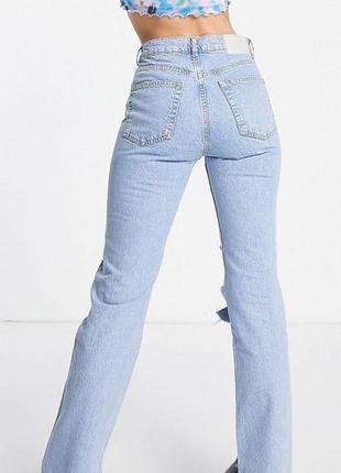 Прямые ровные джинсы с разрезами