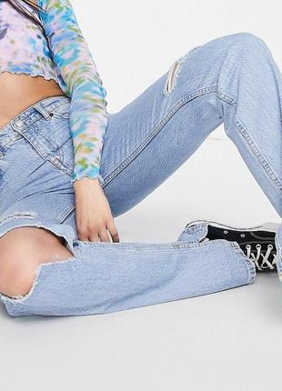 Прямые ровные джинсы с разрезами