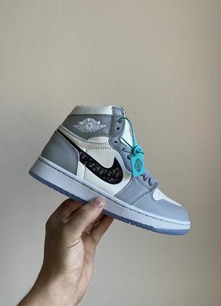 Жіночі кросівки  nike air jordan 1 retro high grey white знижка sale | smb