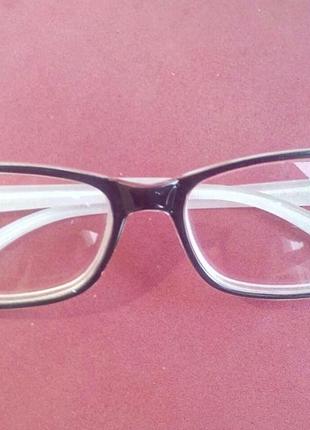 Зручні жіночі окуляри для зору в білій оправі.1 фото
