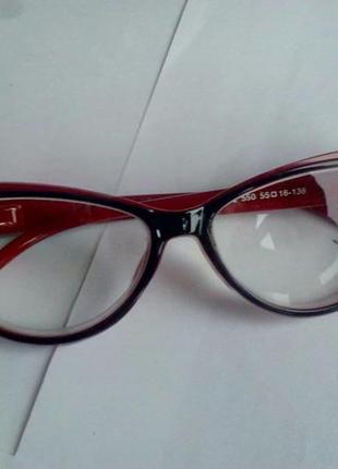 Женские стильные очки для зрения в красной  оправе.