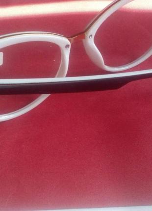 Стильні жіночі окуляри для зору в білій оправі.3 фото