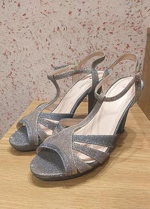 Нарядні босоніжки