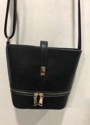 Маленька чорна сумка