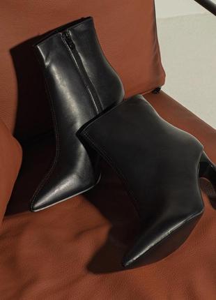 Ботильены на каблуках с узким носком деми черные эко кожа1 фото