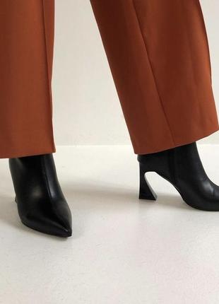 Ботильены ботинки на каблуках с узким носком чёрные3 фото