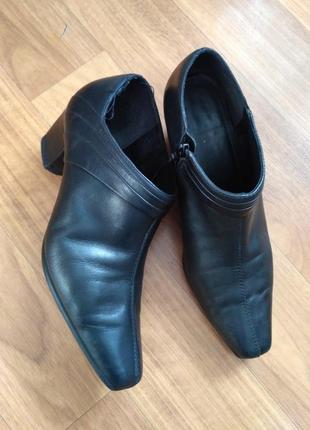 Geox демісезонні шкіряні ботильйони на невеликому стійкому підборі