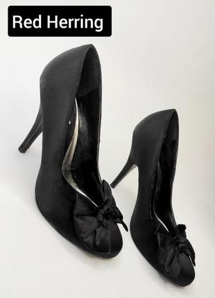 Туфли сатиновые черные женские на высоком каблуке с бантами от бренда red herring 38