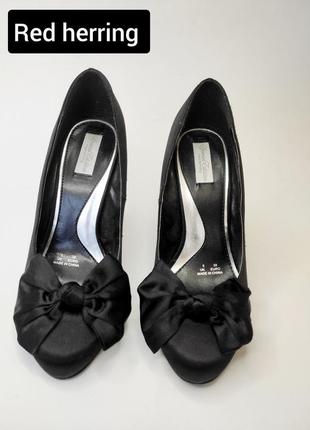 Туфли сатиновые черные женские на высоком каблуке с бантами от бренда red herring 383 фото