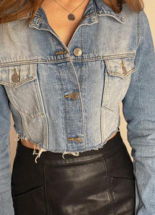 Вкорочена джинсова куртка, необроблений край1 фото