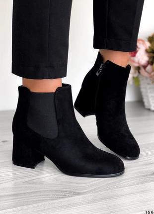 Демисезонные женские черные замшевые ботинки челси на низком каблуке