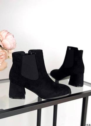Демисезонные женские черные замшевые ботинки челси на низком каблуке2 фото