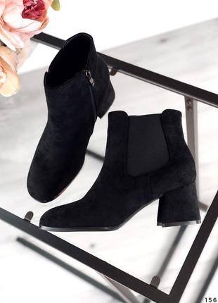 Демисезонные женские черные замшевые ботинки челси на низком каблуке3 фото