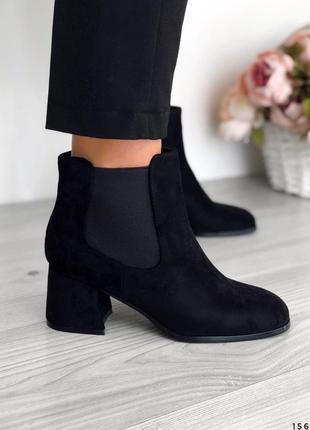 Демисезонные женские черные замшевые ботинки челси на низком каблуке4 фото