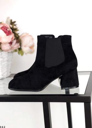 Демисезонные женские черные замшевые ботинки челси на низком каблуке6 фото