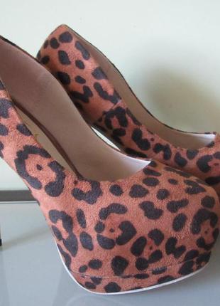 Туфли на высоком каблуке с леопардовым принтом