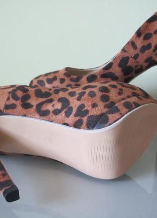 Туфли на высоком каблуке с леопардовым принтом3 фото