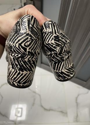 Стильні туфлі з принтом зебра5 фото