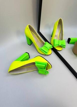 Яркие жёлтые туфли с открытым пальчиком6 фото