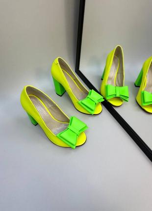 Яркие жёлтые туфли с открытым пальчиком7 фото