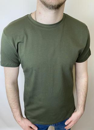 Однотонная зеленая мужская футболка2 фото