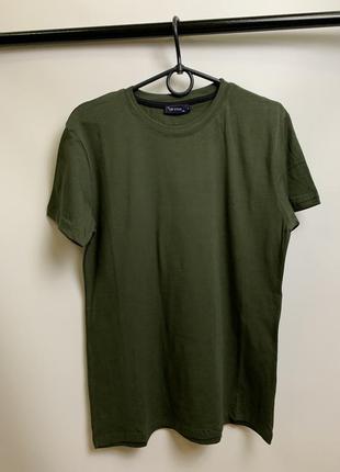 Однотонная зеленая мужская футболка3 фото