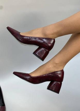 Туфли бордовые с лаковой коди с тиснением под рептилию много цветов