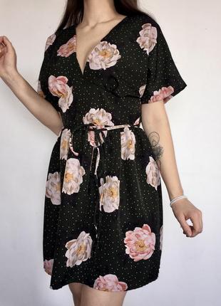 Платье летнее с короткими рукавами сарафан в цветочный принт с поясом свободного кроя короткое з глубоким вырезом4 фото