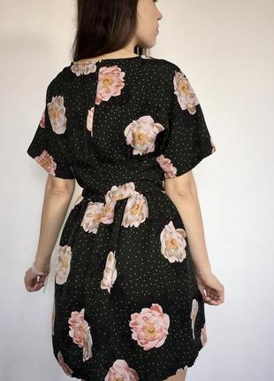 Платье летнее с короткими рукавами сарафан в цветочный принт с поясом свободного кроя короткое з глубоким вырезом6 фото
