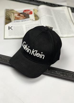 Мужская женская стильная кепка черного цвета с вышитым логотипом бренда белого цвета