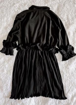 Стильное чёрное платье prettylittlething со рюшей6 фото