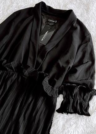 Стильное чёрное платье prettylittlething со рюшей7 фото
