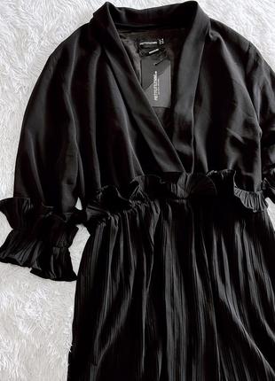 Стильное чёрное платье prettylittlething со рюшей9 фото