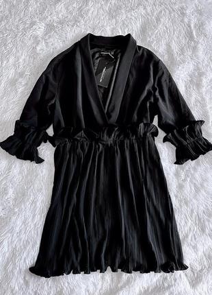 Стильное чёрное платье prettylittlething со рюшей4 фото