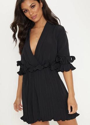 Стильное чёрное платье prettylittlething со рюшей