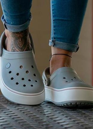 Сабо крокус крокбэнд платформ серые crocs platform light grey/rose