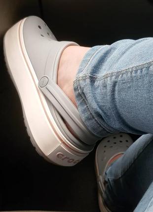 Сабо крокус крокбэнд платформ серые crocs platform light grey/rose6 фото