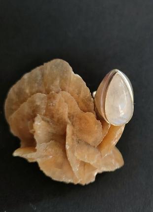 Кільце з натуральним місячним каменем. кільце крапля місячний камінь в сріблі . розмір 17,7. індія.