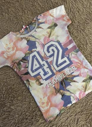 Очень классная футболка в цветочный принт 🌸