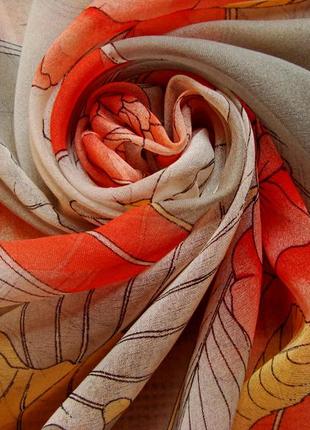 Шийний хустку напівпрозорий.