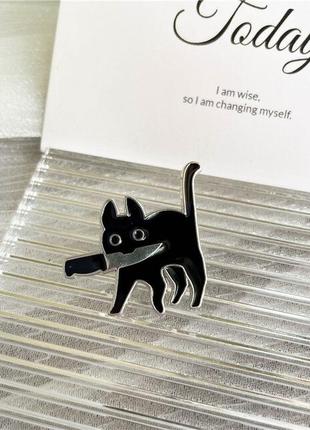 Емальований значок (пін, брошка) на рюкзак, сумку, кепку: чорний кіт з ножем, обережний котик і ніж2 фото