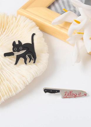Парні емальовані значки (піни, брошки) на рюкзак, сумку: чорний кіт з ножем, небезпечний котик і ніж3 фото