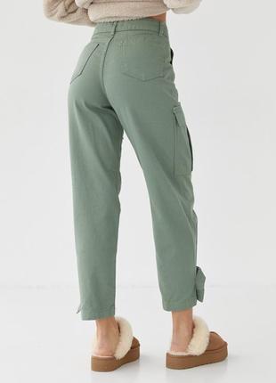 Женские брюки-карго с накладными карманами4 фото