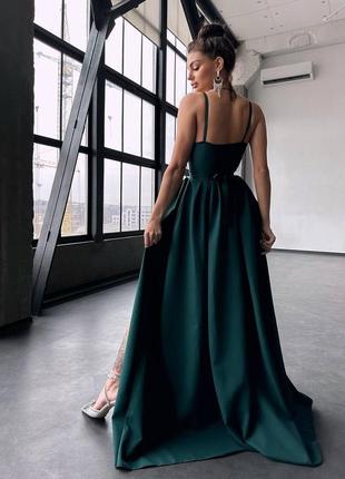 Платье макси на тонких бретелях с разрезом на юбке