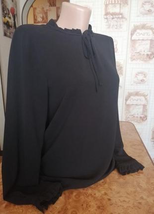 Чорна блузка в діловому стилі