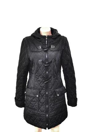 Довга чорна куртка з капюшоном